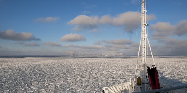 


Forskningsfartøy i isen ved Bjørnøya