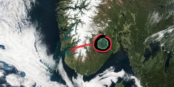 

Satellittbilde som viser Sør-Norge med tydelig grønnfarge i enkelte fjorder.