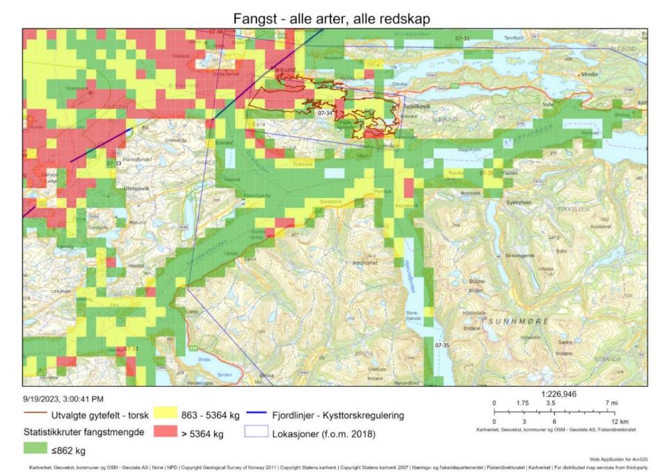 Figur 89 : Oversiktskart fiskeriaktivitet (AIS/VMS koblet med sluttseddeldata/ERS) i lokasjon 7-34 som inkluderer gytefeltet Borgundfjorden (markert med mørkerøde linjer). Totale landinger av alle arter (kun sluttsedler som lot seg koble til detaljerte aktivitetsdata) i perioden 2018-2021 vises i rutenett farget etter en trafikklysmodell (rød > gul > grønn).