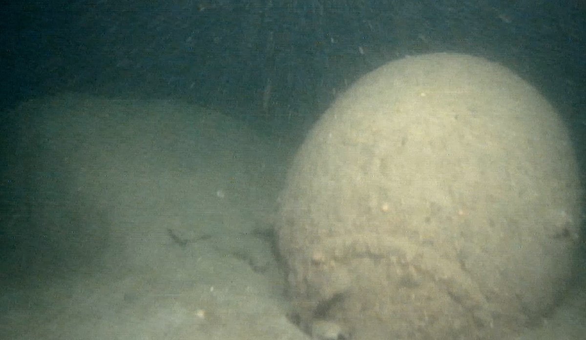 
Undervannsbilde av såkalt hornmine fra andre verdenskrig på havbunnen utenfor Tromøya i Arendal. Sirkulær gjenstand dekket av slam med tilsynelatende diameter på mellom 50-100 centimeter.