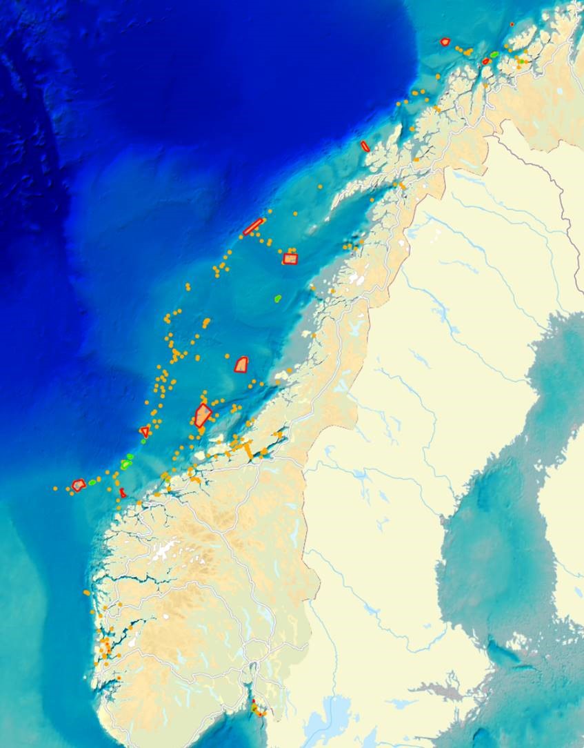 Figur A2.1: Utbredelse av kaldtvannskorallen Lophelia pertusa på den norske kontinentalsokkel. Oransje prikker viser lokaliteter med dokumenterte/verifiserte forekomster av Lophelia pertusa, grønne polygoner viser kjente, kartlagte korallrev bygget av Lophelia pertusa, røde polygoner viser forbudsområder, det vil si områder der korallrev er vernet mot fiske og hvor det råder et forbud mot bruk av redskap som slepes under fiske. 
 

